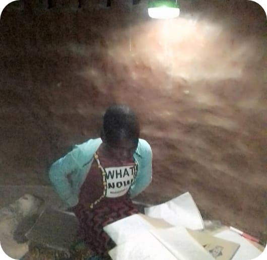 支援先でソーラーランタンが活用されている様子