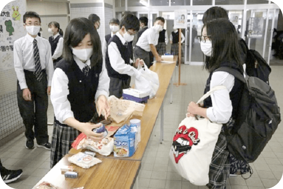 生徒が主体となり、3日間の「フードドライブ」を実施。実行委員会の生徒たちが食品の回収を行いました。