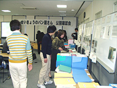 資料を確認する参加者
