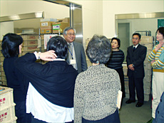 工場内の見学の模様