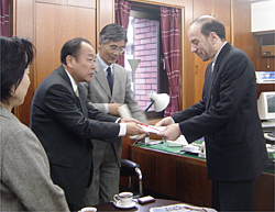 埼玉県勤労者生協の関根理事長からアルデニカ公使に義援金の目録を贈呈
