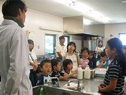 秩父高原牧場にてバター作り体験