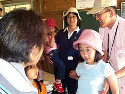 生産者に質問する子どもたち